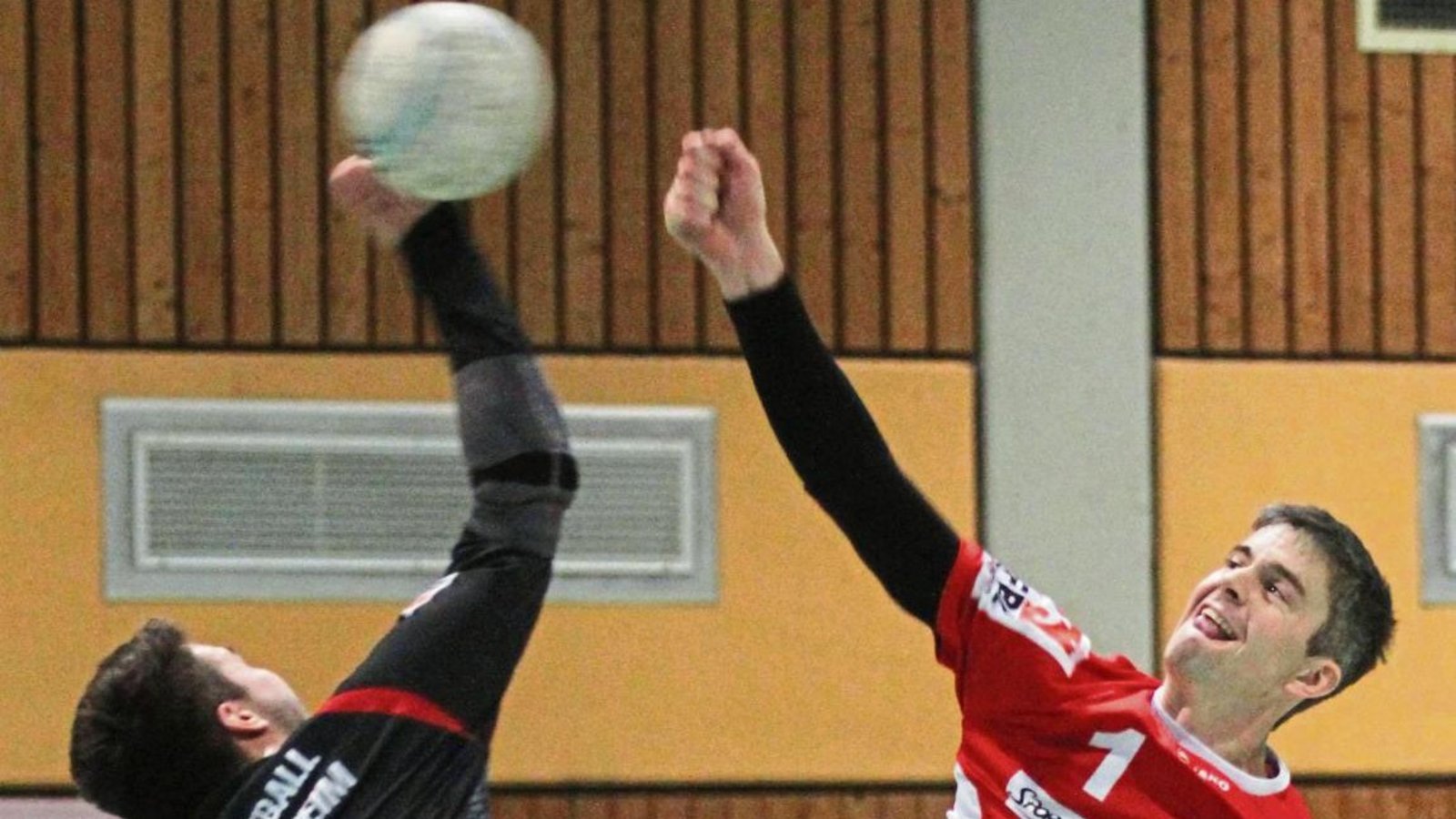 Im Hinspiel duellierten sich der Stammheimer Maximilian Gayer und der Vaihinger Kolja Meyer (rechts) an der Leine. Auch im Rückspiel wird spielentscheidend sein, wer sich im Block besser durchsetzt. Foto: Nachreiner Im Hinspiel duellierten sich der Stammheimer Maximilian Gayer und der Vaihinger Kolja Meyer (rechts) an der Leine. Auch im Rückspiel wird spielentscheidend sein, wer sich im Block besser durchsetzt. Foto: Nachreiner