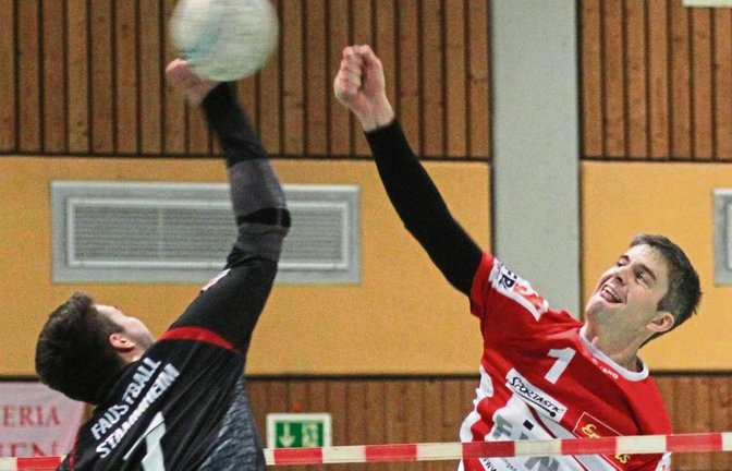 Im Hinspiel duellierten sich der Stammheimer Maximilian Gayer und der Vaihinger Kolja Meyer (rechts) an der Leine. Auch im Rückspiel wird spielentscheidend sein, wer sich im Block besser durchsetzt.  Foto: Nachreiner