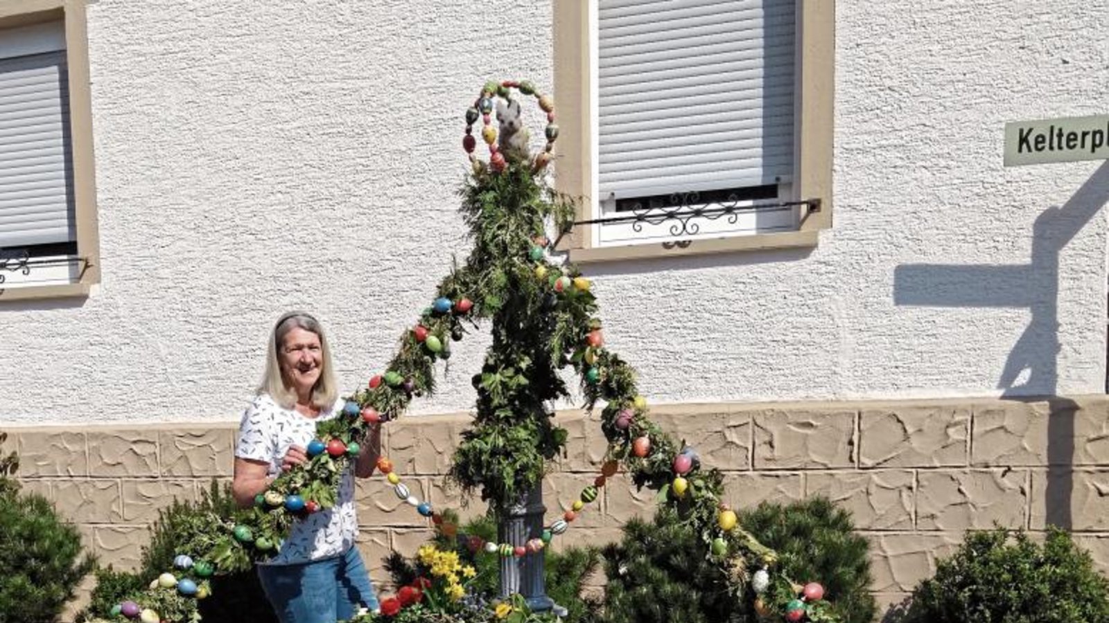 Anwohnerin Suse Herrmann aus Hohenhaslach hat den Dorfbrunnen an der Steige mit grünen Girlanden aus Efeu- und Thujazweigen und kunterbunten Ostereiern geschmückt. Foto: Glemser Anwohnerin Suse Herrmann aus Hohenhaslach hat den Dorfbrunnen an der Steige mit grünen Girlanden aus Efeu- und Thujazweigen und kunterbunten Ostereiern geschmückt. Foto: Glemser