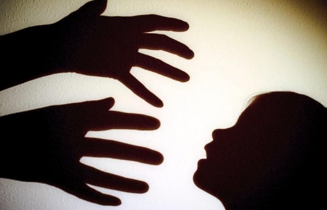Ein Pflegevater aus dem Kreis Calw wurde nun für den Missbrauch an zwei Pflegetöchtern zu einer mehrjährigen Haftstrafe verurteilt. (Symbolbild)<span class='image-autor'>Pleul/dpa</span>