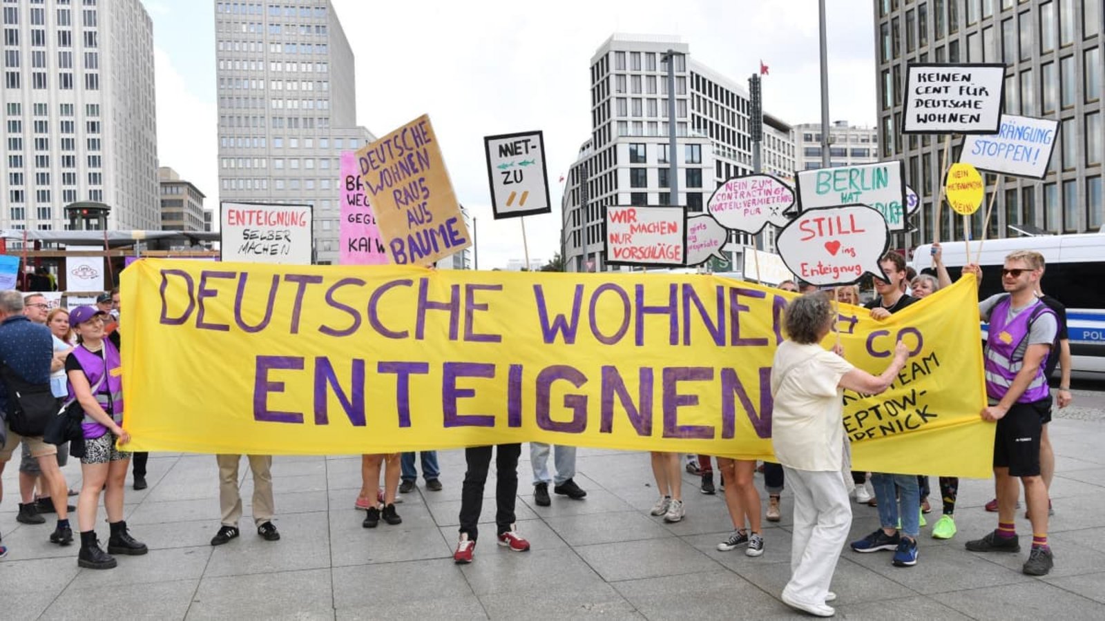 Demonstration gegen hohe Mieten in Berlin. Laut einem Volksentscheid unterstützt eine Mehrheit Enteignungen.Paul Zinken/dpa Demonstration gegen hohe Mieten in Berlin. Laut einem Volksentscheid unterstützt eine Mehrheit Enteignungen.Paul Zinken/dpa
