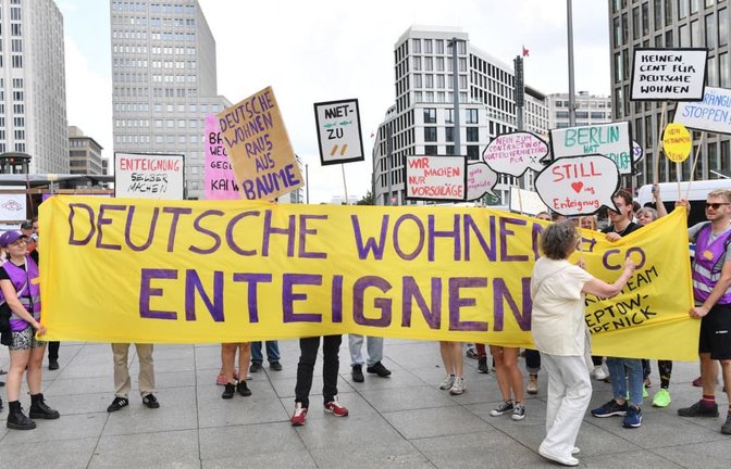 Demonstration gegen hohe Mieten in Berlin. Laut einem Volksentscheid unterstützt eine Mehrheit Enteignungen.<span class='image-autor'>Paul Zinken/dpa</span>
