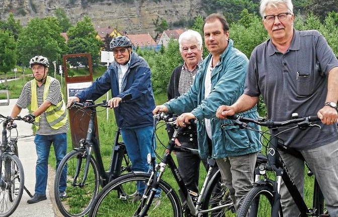 CDU auf Fahrradtour, hier Halt in den Enzgärten (von rechts ): Wolfgang Schreiber, Bernd Obermeier, Theo Bellon, Rolf Czudzowitz und Matthias Trück.  Foto: p