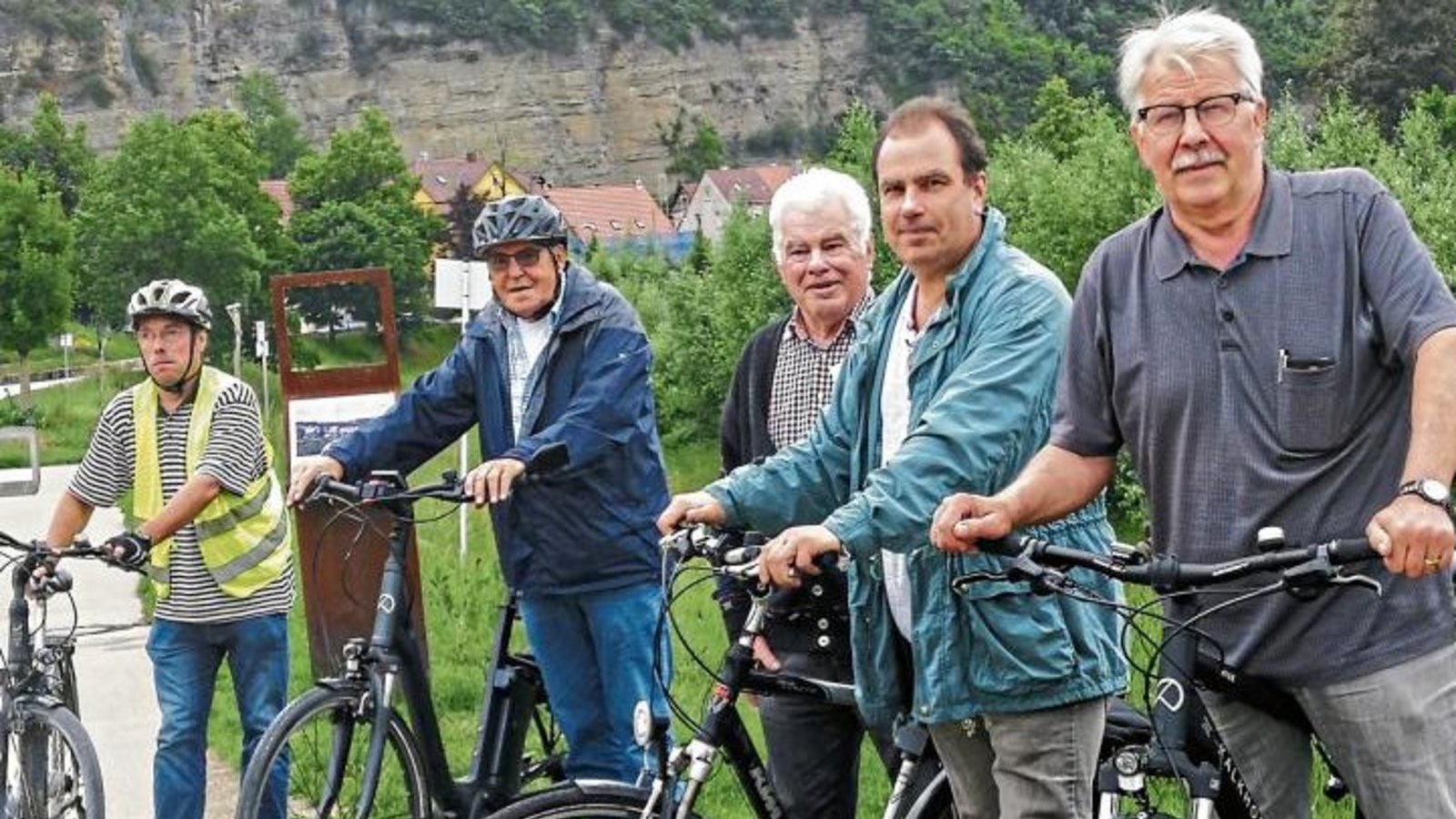 CDU auf Fahrradtour, hier Halt in den Enzgärten (von rechts ): Wolfgang Schreiber, Bernd Obermeier, Theo Bellon, Rolf Czudzowitz und Matthias Trück.  Foto: p