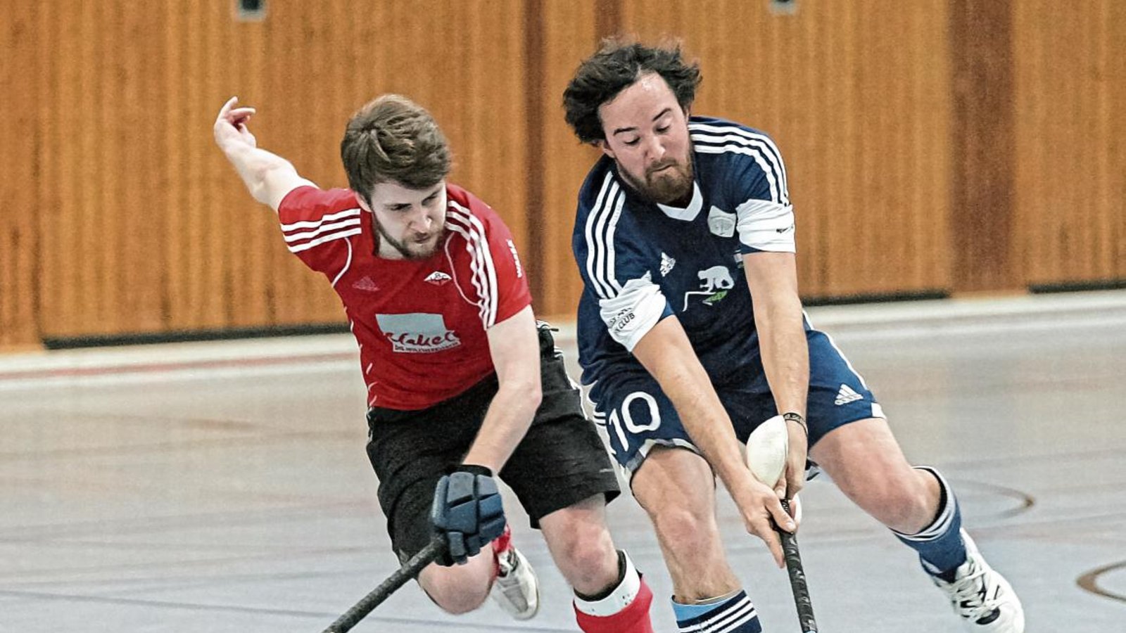 Mit vollem Einsatz wollen Kapitän Jan-Michael Zeeb (rechts) und der Club an der Enz wieder in die Erfolgsspur finden. Foto: Archiv/Simecek