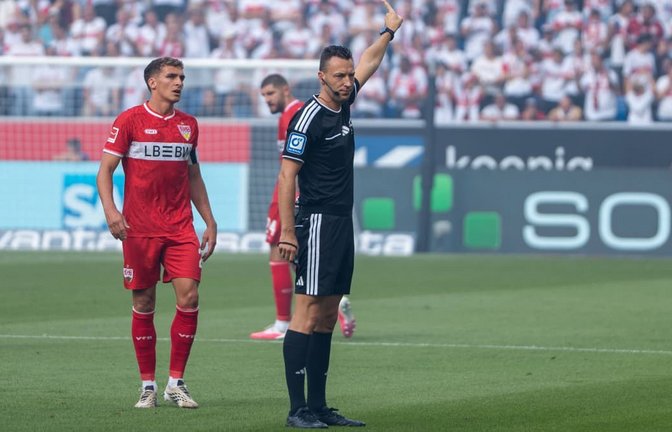Der Schiedsrichter Sven Jablonski zieht sich den Unmut der Stuttgarter zu, hier ist Grischa Prömel zu sehen.<span class='image-autor'>IMAGO/Philipp Imhof</span>