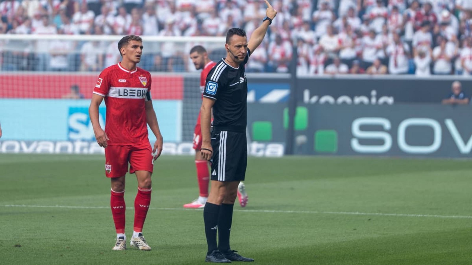 Der Schiedsrichter Sven Jablonski zieht sich den Unmut der Stuttgarter zu, hier ist Grischa Prömel zu sehen.IMAGO/Philipp Imhof Der Schiedsrichter Sven Jablonski zieht sich den Unmut der Stuttgarter zu, hier ist Grischa Prömel zu sehen.IMAGO/Philipp Imhof