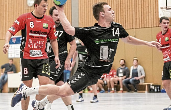Enzweihingens Tim Seitz hat sich von Köngens Pascal Weigelt (links) abgesetzt und kommt frei zum Abschluss. Foto: Simecek