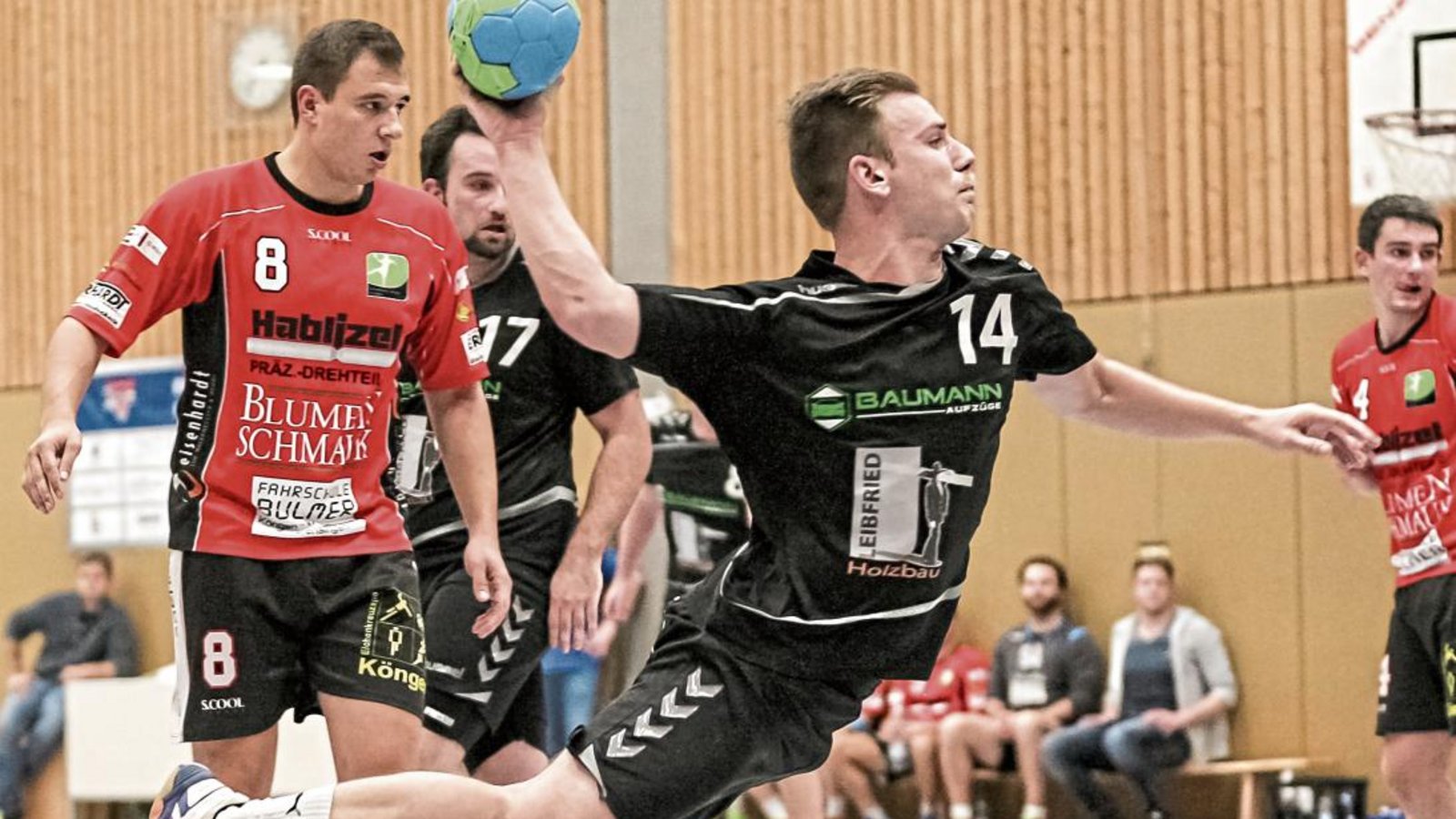 Enzweihingens Tim Seitz hat sich von Köngens Pascal Weigelt (links) abgesetzt und kommt frei zum Abschluss. Foto: Simecek Enzweihingens Tim Seitz hat sich von Köngens Pascal Weigelt (links) abgesetzt und kommt frei zum Abschluss. Foto: Simecek
