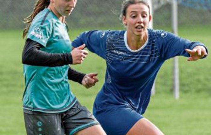 Tamara Lillich (links) gehört zur Offensivabteilung der SGM Sternenfels/Häfnerhaslach. Ihr Trainer gibt einen Platz in der vorderen Tabellenhälfte als Saisonziel aus. Foto: Leitner