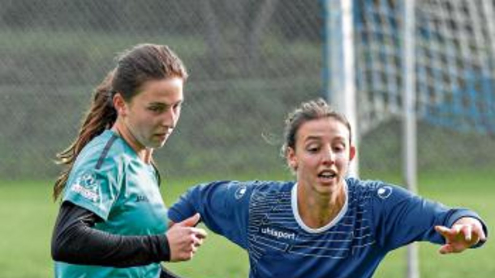 Tamara Lillich (links) gehört zur Offensivabteilung der SGM Sternenfels/Häfnerhaslach. Ihr Trainer gibt einen Platz in der vorderen Tabellenhälfte als Saisonziel aus. Foto: Leitner