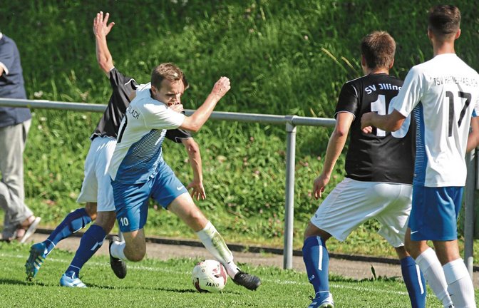 Pascal Völker (am Ball) und der TSV Häfnerhaslach stehen am Sonntag in Iptingen vor einer schwierigen Aufgabe.  Foto: Nachreiner