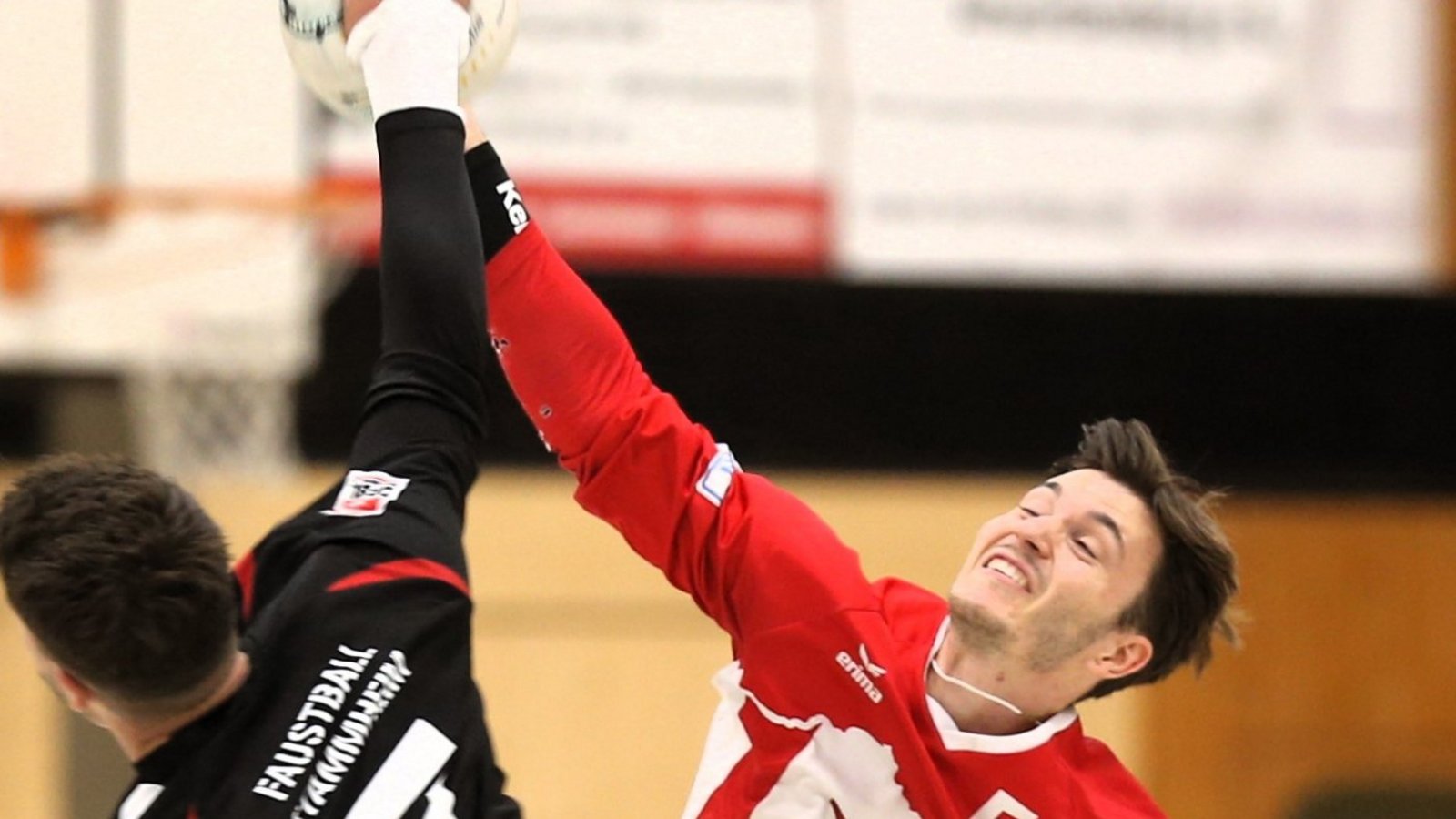 Johannes Jungclaussen (rechts) sucht immer wieder die Blocksituation gegen Maximilian Gayer. Die Ausbeute zum Saisonauftakt fällt trotzdem sehr gemischt aus. Foto: Küppers