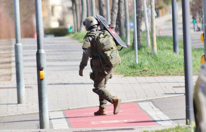 Ein SEK-Beamter mit einem Schutzschild  im Einsatz vor dem Haus in Reutlingen.<span class='image-autor'>Foto: 7aktuell.de/Kevin Lermer/7aktuell.de | Kevin Lermer</span>