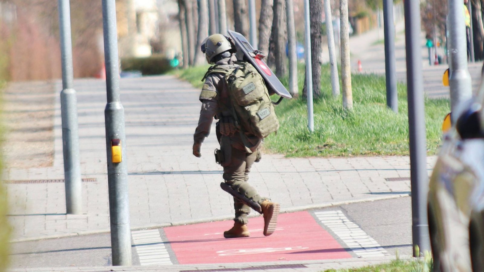 Ein SEK-Beamter mit einem Schutzschild  im Einsatz vor dem Haus in Reutlingen.Foto: 7aktuell.de/Kevin Lermer/7aktuell.de | Kevin Lermer