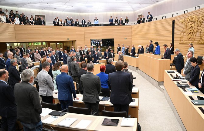Stuttgarter Landtag: Gedenkminute für die Opfer des Anschlags der Hamas<span class='image-autor'>Foto: dpa/Bernd Weißbrod</span>