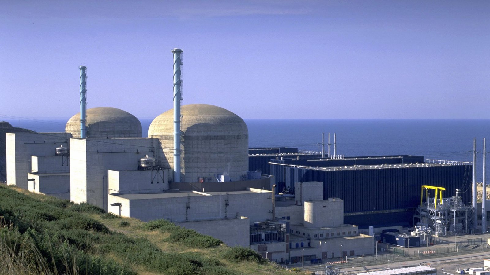 Das Atomkraftwerk Flamanville soll in diesem Jahr mit zwölf Jahren Verspätung ans Netz angeschlossen werden.Foto: dpa/Pierre Berenger Das Atomkraftwerk Flamanville soll in diesem Jahr mit zwölf Jahren Verspätung ans Netz angeschlossen werden.Foto: dpa/Pierre Berenger