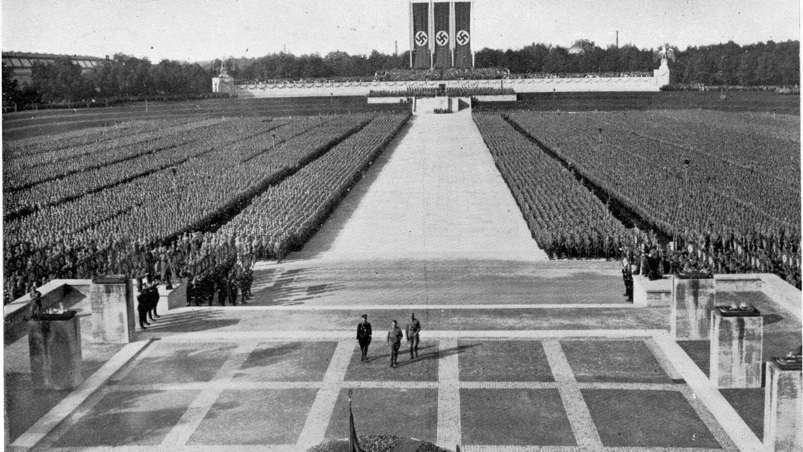 Menschenblöcke als Kulisse: Adolf Hitler, Reichsführer-SS Himmler und SA-Führer Lutze schreiten beim Reichsparteitag 1934 zur Totenehrung in der Luitpoldarena.
Foto: imagoFoto: Menschenblöcke als Kulisse: Adolf Hitler, Reichsführer-SS Himmler und SA-Führer Lutze schreiten beim Reichsparteitag 1934 zur Totenehrung in der Luitpoldarena.
Foto: imagoFoto: 