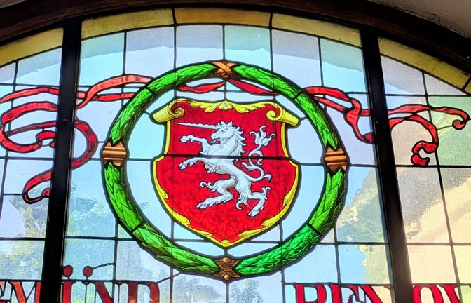 In Schwäbisch Gmünd begegnet einem das Einhorn auf Schritt und Tritt – auch im Vestibül des Spitals.<span class='image-autor'>Foto: Niklas Konzen</span>