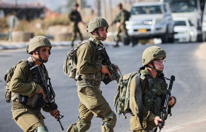 Israelische Soldaten blockieren eine Straße im Westjordanland (Archivfoto).<span class='image-autor'>Foto: Ilia Yefimovich/dpa/Ilia Yefimovich</span>