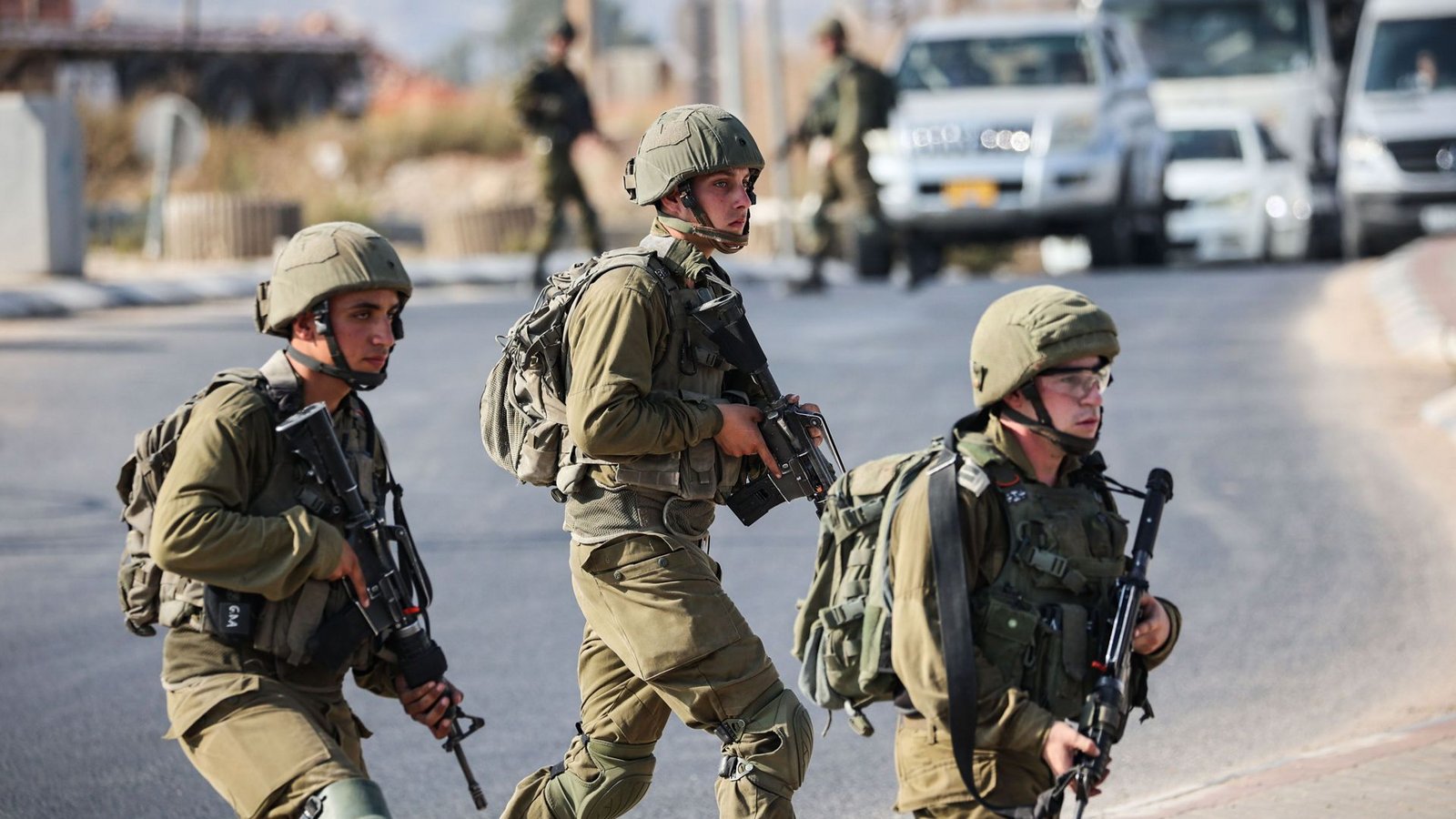 Israelische Soldaten blockieren eine Straße im Westjordanland (Archivfoto).Foto: Ilia Yefimovich/dpa/Ilia Yefimovich Israelische Soldaten blockieren eine Straße im Westjordanland (Archivfoto).Foto: Ilia Yefimovich/dpa/Ilia Yefimovich