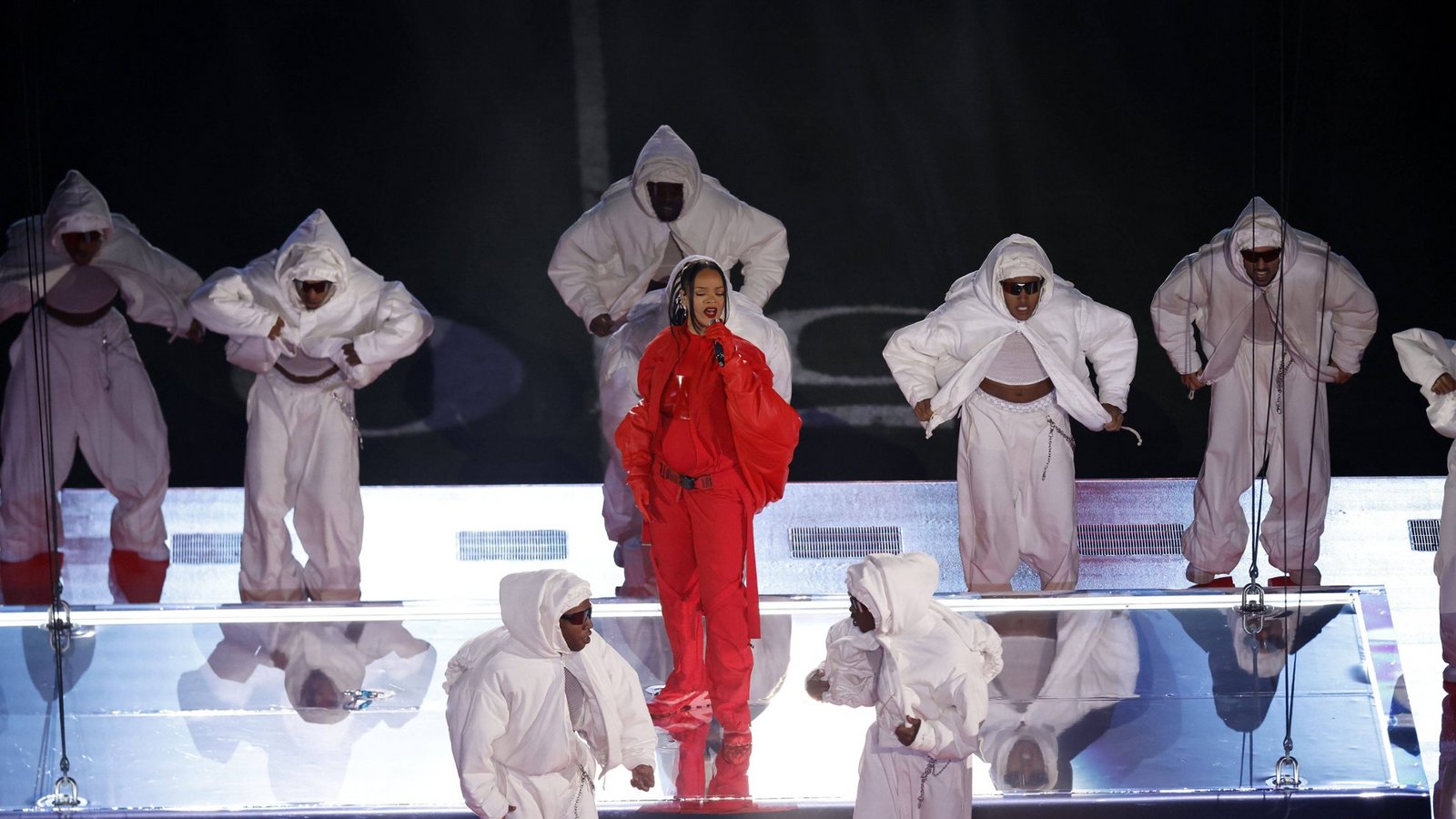 Im vergangenen Jahr stand Superstar Rihanna in der Halbzeit-Show des Super Bowls auf der Bühne. Auch in diesem Jahr kommt wieder ein Megastar.Foto: IMAGO / ZUMA Wire Im vergangenen Jahr stand Superstar Rihanna in der Halbzeit-Show des Super Bowls auf der Bühne. Auch in diesem Jahr kommt wieder ein Megastar.Foto: IMAGO / ZUMA Wire