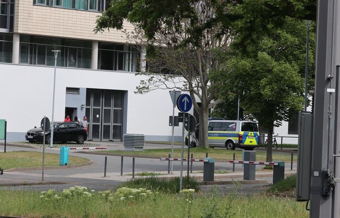Ein Polizeifahrzeug steht vor dem Klinikum in Erfurt.<span class='image-autor'>Foto: Bodo Schackow/dpa</span>