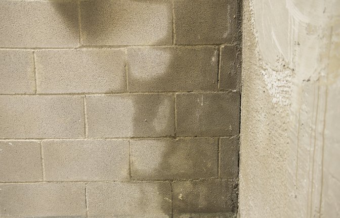 Wenn der Keller feucht ist, sollte zeitnah gehandelt werden. Welche Ursachen Feuchtigkeit im Keller haben kann und welche Lösungen es gibt, erfahren Sie hier.<span class='image-autor'>Foto: Cunaplus / Shutterstock.com</span>