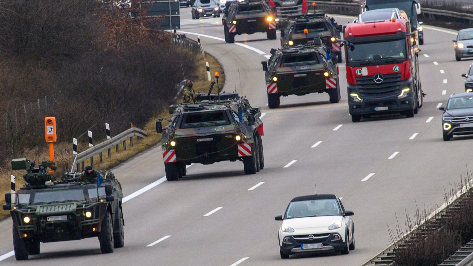 Gepanzerte Fahrzeuge eines Panzeraufklärungsbataillons der Bundeswehr auf einer Autobahn: Marsch in die Ukraine?Foto: dpa Gepanzerte Fahrzeuge eines Panzeraufklärungsbataillons der Bundeswehr auf einer Autobahn: Marsch in die Ukraine?Foto: dpa