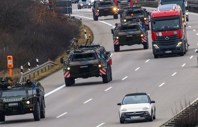 Gepanzerte Fahrzeuge eines Panzeraufklärungsbataillons der Bundeswehr auf einer Autobahn: Marsch in die Ukraine?<span class='image-autor'>Foto: dpa</span>