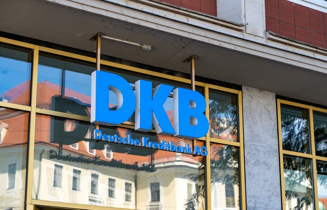 Logo der DKB an einem Firmengebäude.<span class='image-autor'>Foto: 1take1shot / shutterstock.com</span>