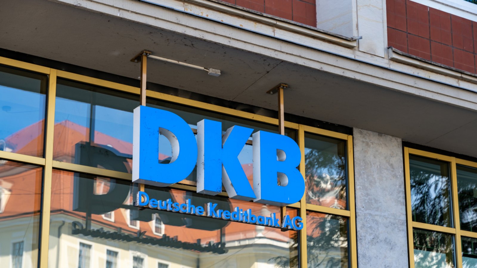 Logo der DKB an einem Firmengebäude.Foto: 1take1shot / shutterstock.com Logo der DKB an einem Firmengebäude.Foto: 1take1shot / shutterstock.com