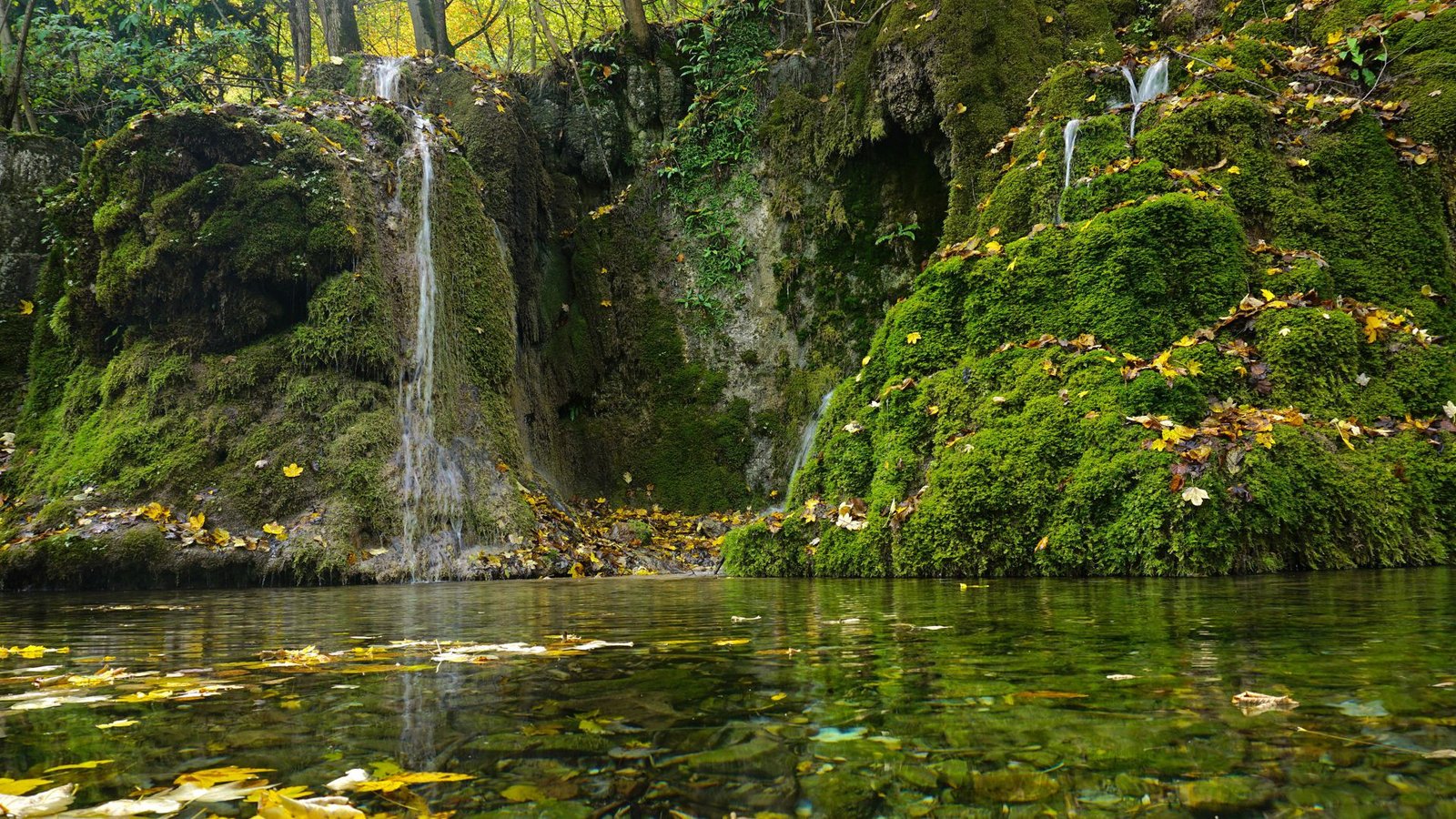 Bei dem Gütersteiner Wasserfall fällt das Wasser in vielen kleinen Kaskaden in ein gefasstes Becken.Foto: IMAGO/Zoonar/Jürgen Vogt Bei dem Gütersteiner Wasserfall fällt das Wasser in vielen kleinen Kaskaden in ein gefasstes Becken.Foto: IMAGO/Zoonar/Jürgen Vogt