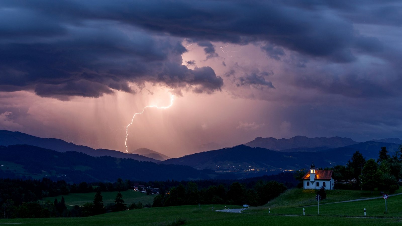 Das Alpenvorland ist in der Regel besonders gewitterreich. (Archivfoto)Foto: Jan Eifert/dpa