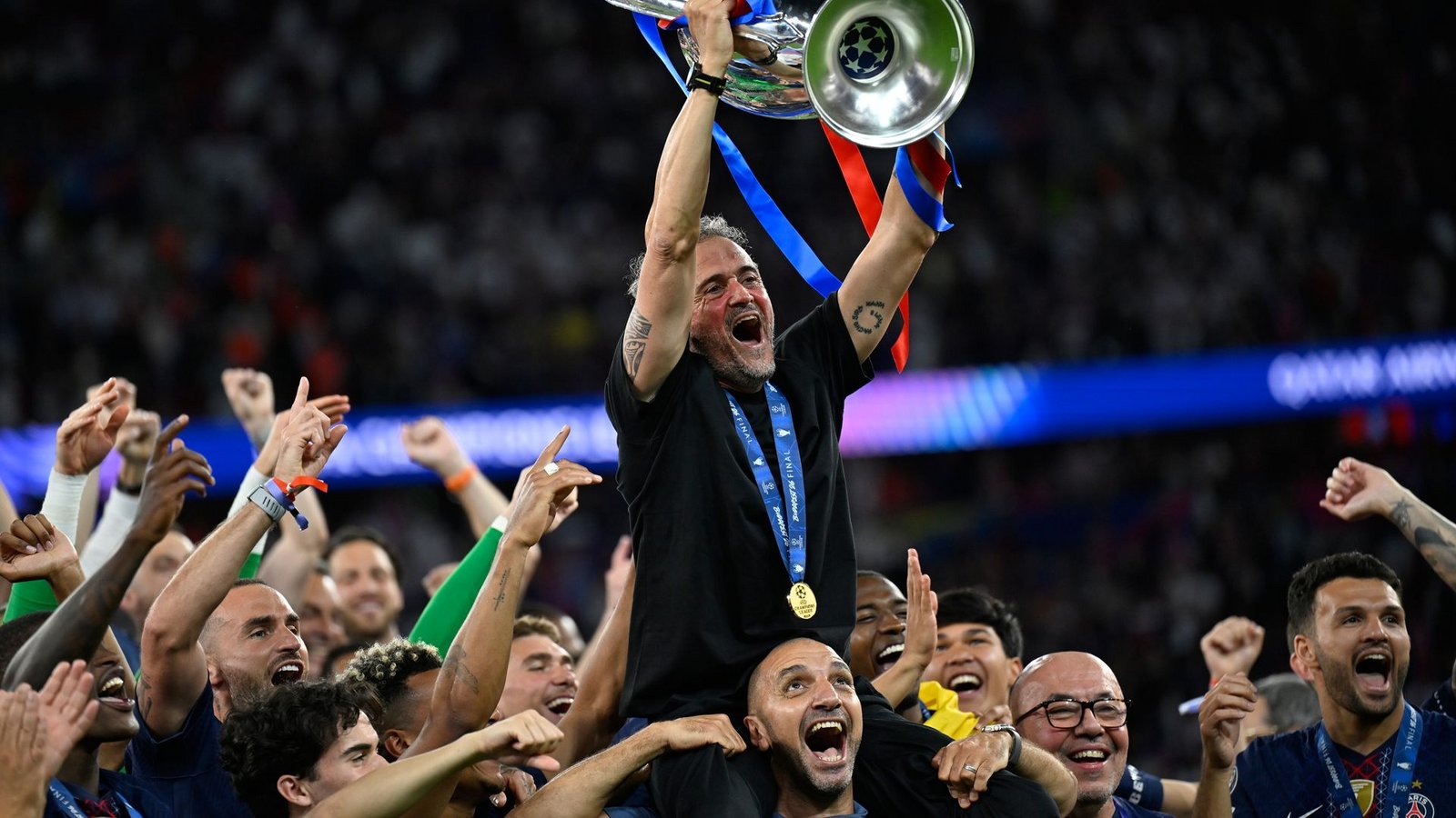 Getragen von seinen Schützlingen: PSG-Coach Luis Enrique.Foto: Denes Erdos/AP/dpa Getragen von seinen Schützlingen: PSG-Coach Luis Enrique.Foto: Denes Erdos/AP/dpa