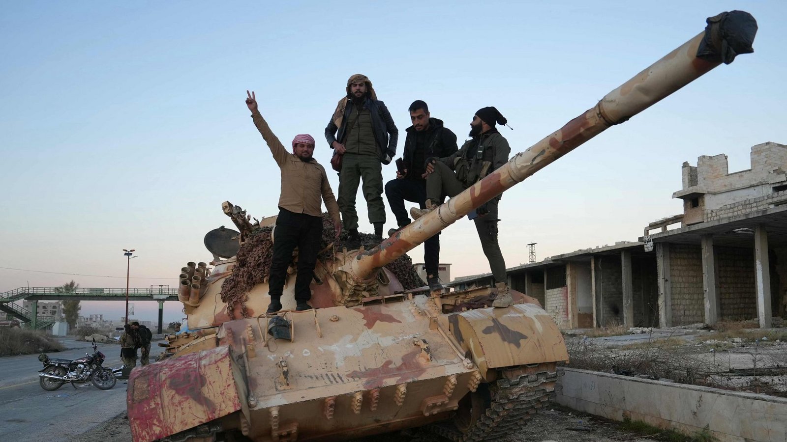 Triumphierende Rebellen.Foto: AFP/MUHAMMAD HAJ KADOUR Triumphierende Rebellen.Foto: AFP/MUHAMMAD HAJ KADOUR