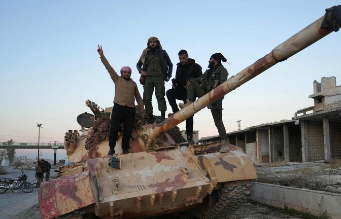 Triumphierende Rebellen.<span class='image-autor'>Foto: AFP/MUHAMMAD HAJ KADOUR</span>