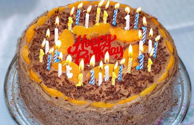 Geburtstagstorte mit dem Schriftzug Happy Birthday (und  28 Kerzen)<span class='image-autor'>Foto: Wikipedia commons/Fir0002/Gouwenaar/CC BY-SA 3.0</span>