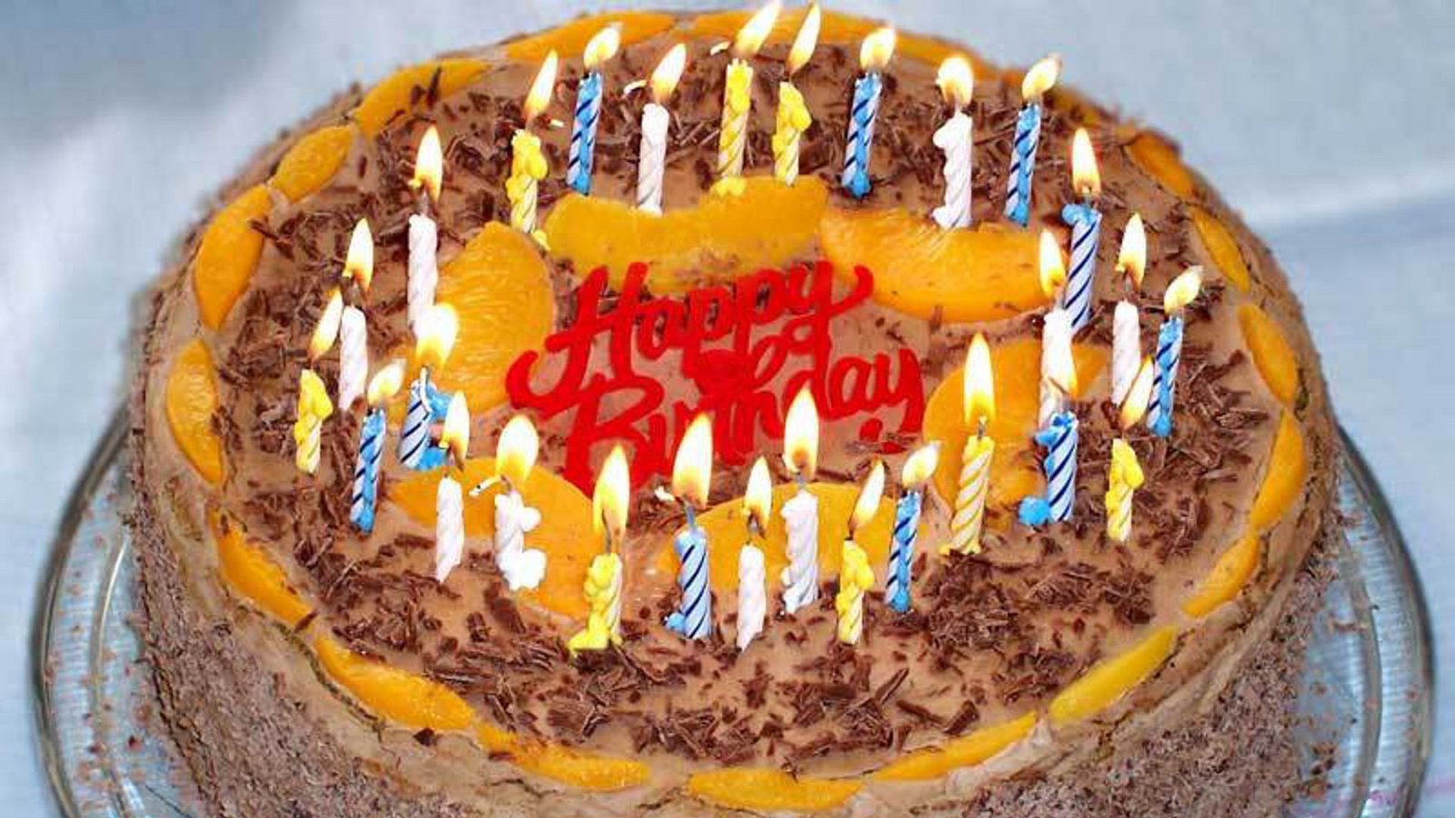 Geburtstagstorte mit dem Schriftzug Happy Birthday (und  28 Kerzen)Foto: Wikipedia commons/Fir0002/Gouwenaar/CC BY-SA 3.0