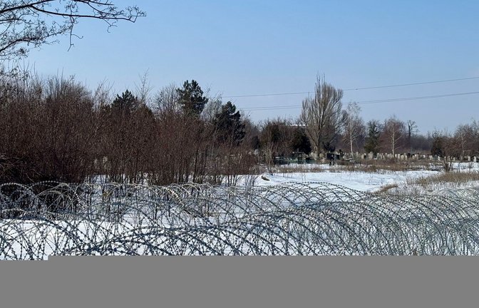 Ukrainische Verteidigungslinie am nördlichen Stadtrand des heftig umkämpften Pokrovsk: Ausweichstellungen am Friedhof.<span class='image-autor'>Foto: Feyder</span>