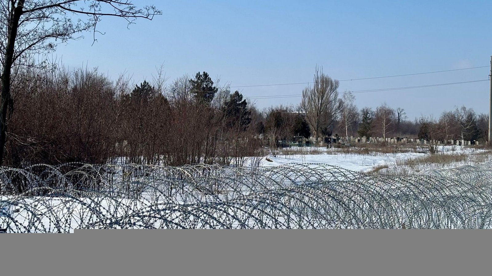 Ukrainische Verteidigungslinie am nördlichen Stadtrand des heftig umkämpften Pokrovsk: Ausweichstellungen am Friedhof.Foto: Feyder Ukrainische Verteidigungslinie am nördlichen Stadtrand des heftig umkämpften Pokrovsk: Ausweichstellungen am Friedhof.Foto: Feyder
