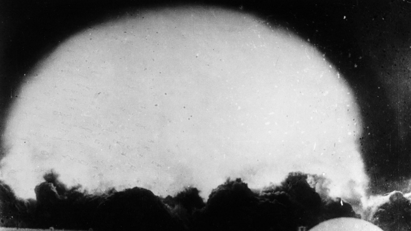 Feuerball nach dem ersten Atombombentest am 16. Juli 1945 in New Mexiko: In den Überresten des Kraters haben Forscher jetzt einen sensationellen Fund gemacht.Foto: Imago/GRANGER Historical Picture Archive