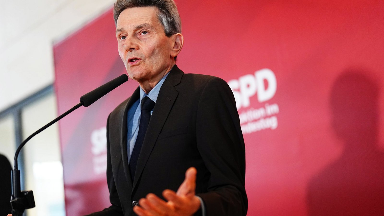 Der scheidende SPD-Fraktionsvorsitzende Mützenich spricht sich gegen Aufrüstung und Krieg aus.Foto: Kay Nietfeld/dpa/Kay Nietfeld Der scheidende SPD-Fraktionsvorsitzende Mützenich spricht sich gegen Aufrüstung und Krieg aus.Foto: Kay Nietfeld/dpa/Kay Nietfeld