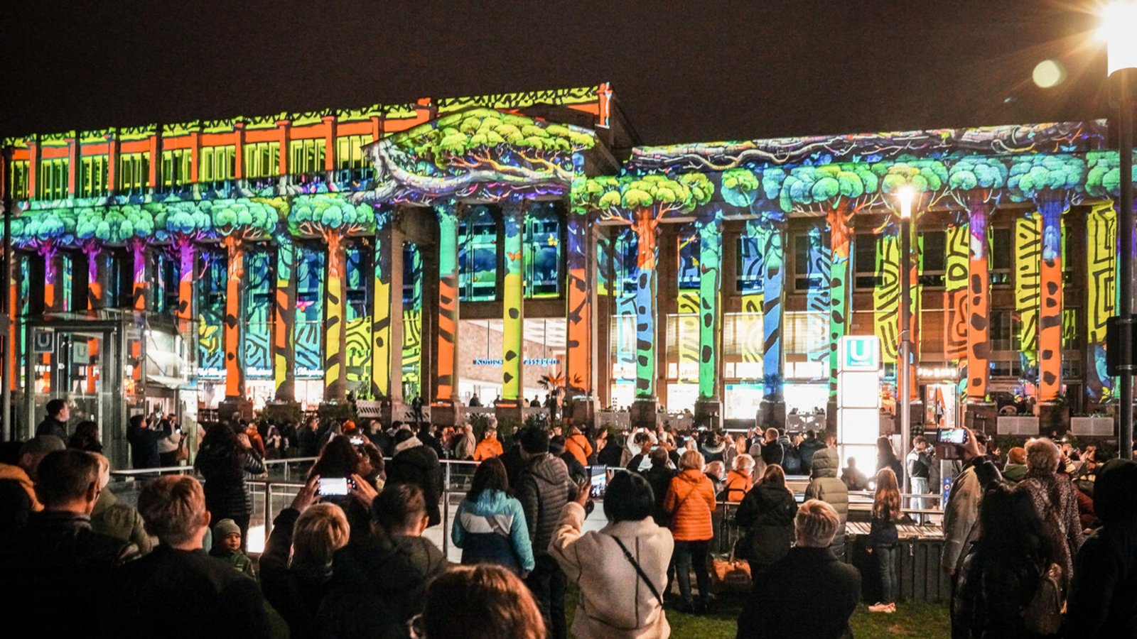 Die Lichtershow des Königsbaus hat Tausende angelockt.Foto: /Lichtgut/Ferdinando Iannone Die Lichtershow des Königsbaus hat Tausende angelockt.Foto: /Lichtgut/Ferdinando Iannone
