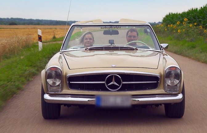 Im Oldtimer-Cabrio geht es für Bio-Milchbauer Manfred (38) und Susanne (39, Köchin) auf den Hof.<span class='image-autor'>Foto: RTL</span>