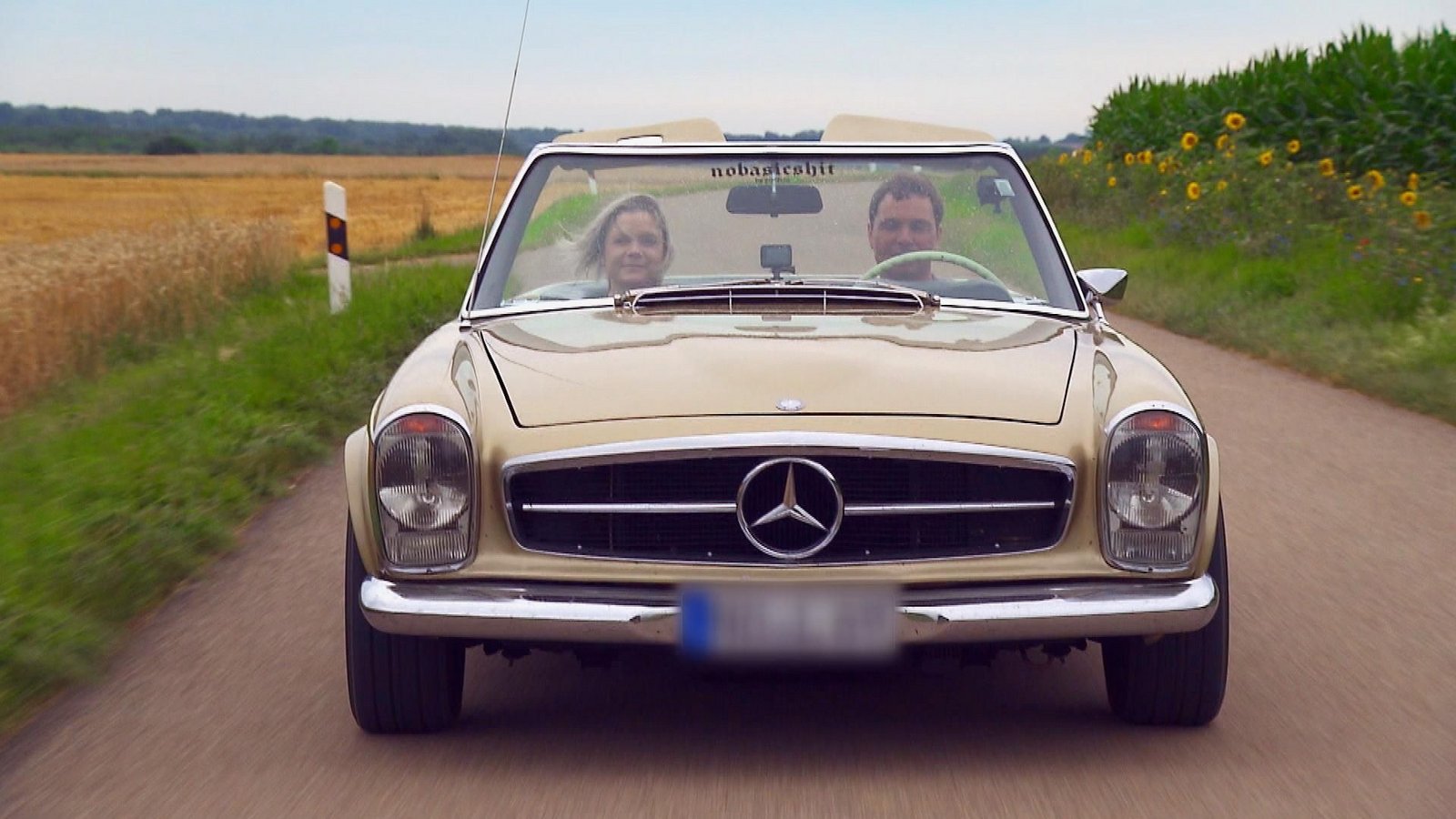Im Oldtimer-Cabrio geht es für Bio-Milchbauer Manfred (38) und Susanne (39, Köchin) auf den Hof.Foto: RTL Im Oldtimer-Cabrio geht es für Bio-Milchbauer Manfred (38) und Susanne (39, Köchin) auf den Hof.Foto: RTL