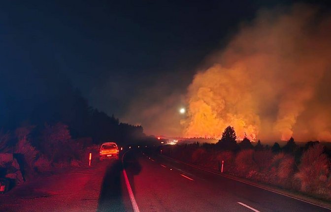 10. November 2025: Weite Gebniete im neuseeländischen Tongariro-Nationalpark standen in Flammen. Inzwischen sind die Feuer weitgehend unter Kontrolle gebracht.<span class='image-autor'>Foto: Imago/Xinhua</span>