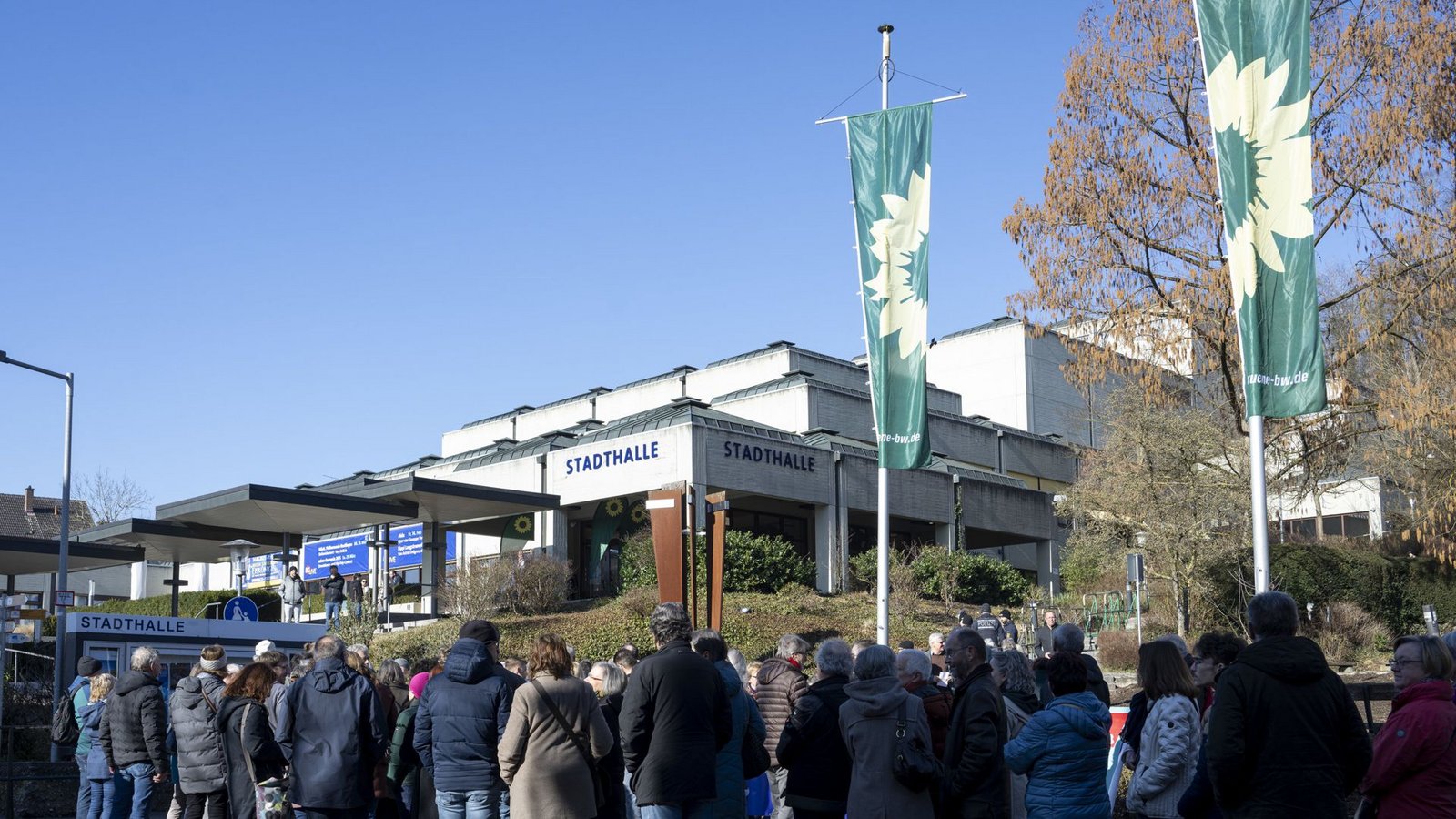 Lange Warteschlange vor der Stadthalle: Nur wer angemeldet ist, kommt rein.Foto: dpa/Stefan Puchner Lange Warteschlange vor der Stadthalle: Nur wer angemeldet ist, kommt rein.Foto: dpa/Stefan Puchner