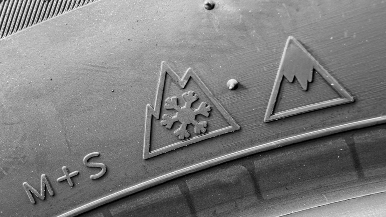Seit letztem Jahr gelten nur noch Modelle mit dem Alpine-Symbol als zulässige Winterreifen.Foto: Zigmunds Dizgalvis/ Shutterstock Seit letztem Jahr gelten nur noch Modelle mit dem Alpine-Symbol als zulässige Winterreifen.Foto: Zigmunds Dizgalvis/ Shutterstock