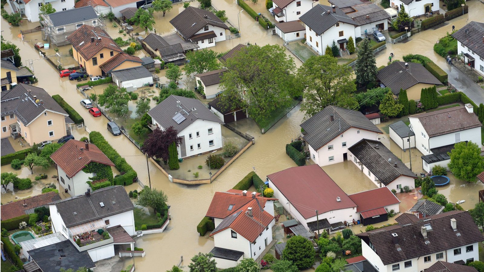 Auf Hochwasser-Karten kann man sehen, wie sehr das eigene Haus potenziell gefährdet ist.Foto: picture alliance/dpa/Peter Kneffel